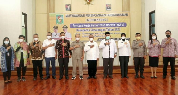 Foto bersama disela acara.
