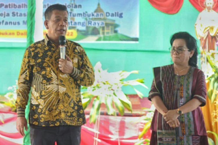 Bupati Simalungun, Radiapoh Hasiholan Sinaga, bersama istri, Ny Ratnawati Radiapoh Hasiholan Sinaga, saat menghadiri acara peletakan batu pertama pembangunan Gereja Stasi St Josep Tumbukan Dalig Paroki St Stefanus Martir, Tumbukan Dalig Pamatang Raya, Kabupaten Simalungun, Sumut, Minggu (20/3/2022).