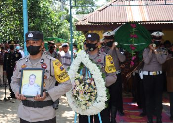 Suasana pemakaman Almarhum Aiptu Amri Damanik
