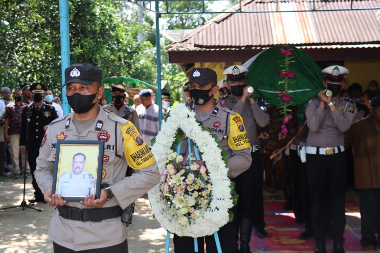 Suasana pemakaman Almarhum Aiptu Amri Damanik