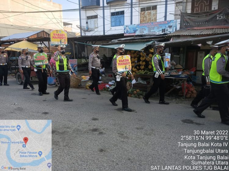 Personil Sat Lantas Polres Tanjung Balai, terus menghimbau warga untuk melaksanakan vaksin, guna menambah imun tubuh dalam situasi pandemi Covid-19.