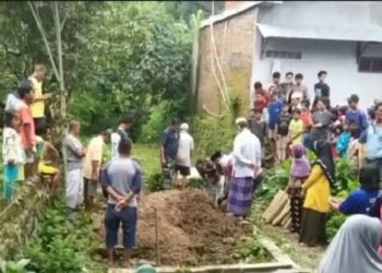 Jenazah bocah berinisial AT (7) yang dibunuh ibunya sendiri, dimakamkan di TPU Desa Tonjong, Kecamatan Tonjong, Kabupaten Brebes. Foto/iNews TV/Yunibar