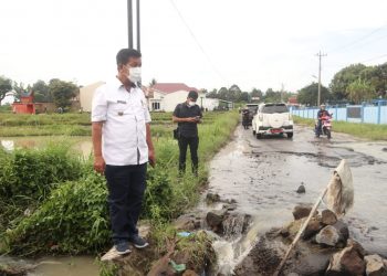 Bupati Simalungun, Radiapoh Hasiholan Sinaga saat meninjau jalan penghubung Siantar-Saribudolok yang rusak.