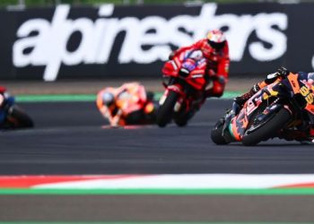 Pembalap Red Bull KTM Factory Racing Brad Binder (kanan) memacu kecepatan sepeda motornya saat sesi latihan bebas 2 MotoGP seri Pertamina Grand Prix of Indonesia 2022 di Pertamina Mandalika International Street Circuit, Lombok Tengah, NTB, Jumat (18/3/2022). ANTARA FOTO/Andika Wahyu
