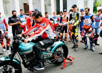 Presiden Jokowi saat memamerkan motor kesayangannya, Kawasaki W175 ke para pembalap MotoGP di Istana Negara, Jakarta. (Foto: Lukas - Biro Pers Sekretariat Presiden).