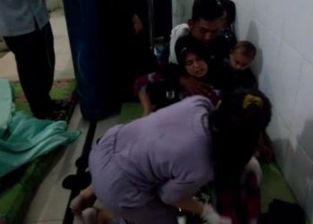 Salah seorang korban yang diduga keracunan gas PT SMGP, puluhan warga lainnya juga dilarikan ke rumah sakit. Foto: SINDOnews/Zia Nasution