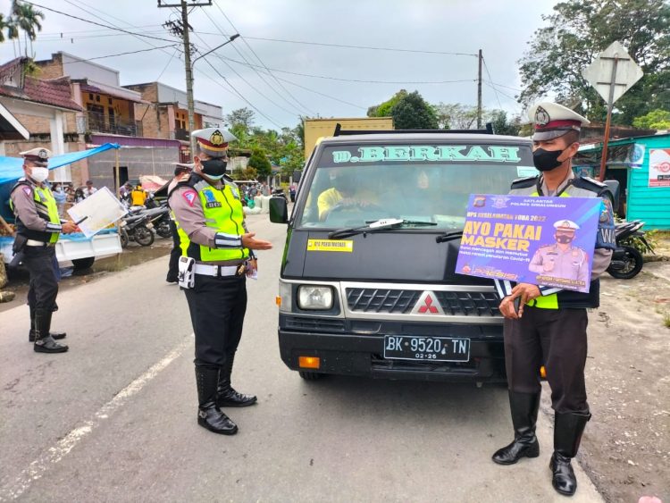 Sat Lantas Polres Simalungun adakan sosialiasi dan himbauan tentang tertib berlalu lintas serta penerapan protokol kesehatan (Prokes), dalam rangka Operasi Keselamatan Toba 2022, di wilayah hukum Polres Simalungun, Selasa (1/3/2022) pagi tadi, pukul 09.00 WIB.