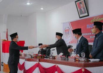 Bupati Humbahas, Dosmar Banjarnahor sampaikan LKPj TA 2021 kepada Ketua DPRD Humbahas, Kamis (31/3/2022), di rapat paripurna DPRD Humbahas, di Gedung Paripurna DPRD.