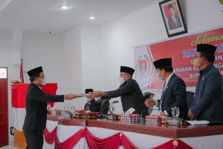 Bupati Humbahas, Dosmar Banjarnahor sampaikan LKPj TA 2021 kepada Ketua DPRD Humbahas, Kamis (31/3/2022), di rapat paripurna DPRD Humbahas, di Gedung Paripurna DPRD.