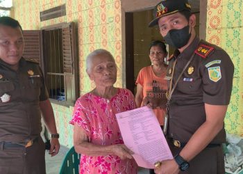 Kepala Kejaksaan Negeri (Kajari) Samosir, Andi Andika Wira, memimpin langsung penghentian perkara melalui keadilan restorative justice (RJ) terhadap tersangka nenek usia 96 tahun, atas nama Gandaria boru Siringoringo, pada Kamis (24/3/2022), di Desa Harian, Kecamatan Onan Runggu.