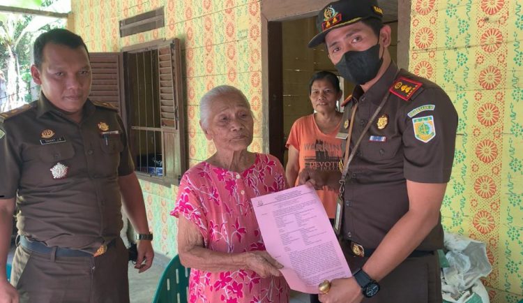 Kepala Kejaksaan Negeri (Kajari) Samosir, Andi Andika Wira, memimpin langsung penghentian perkara melalui keadilan restorative justice (RJ) terhadap tersangka nenek usia 96 tahun, atas nama Gandaria boru Siringoringo, pada Kamis (24/3/2022), di Desa Harian, Kecamatan Onan Runggu.