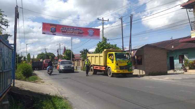 Sat Lantas Polres Pematangsiantar  memasang  sejumlah spanduk himbauan.