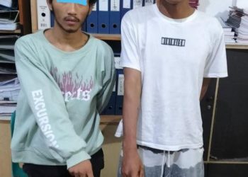 Foto kedua pelaku saat menunjuk barang bukti sabu.