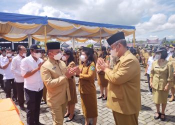 Sekretaris Daerah Kabupaten (Sekdakab) Simalungun, Drs Esron Sinaga MSi,  saat memberikan selamat kepada para pejabat yang dilantik.