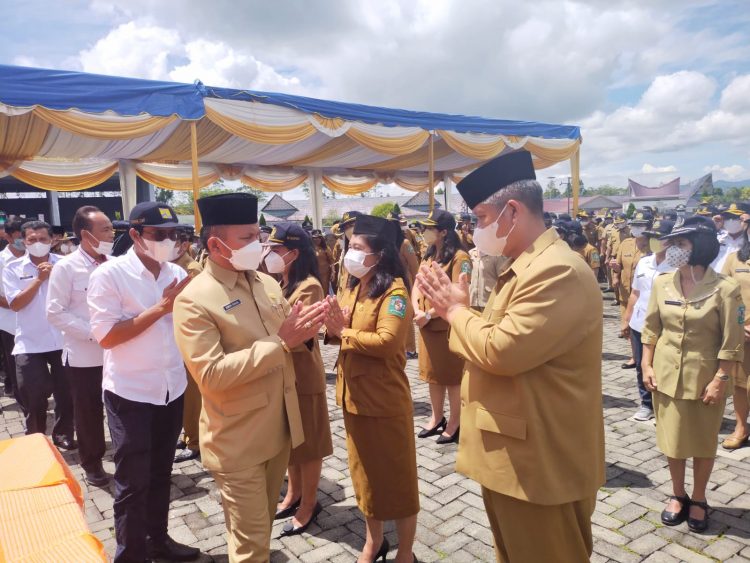 Sekretaris Daerah Kabupaten (Sekdakab) Simalungun, Drs Esron Sinaga MSi,  saat memberikan selamat kepada para pejabat yang dilantik.