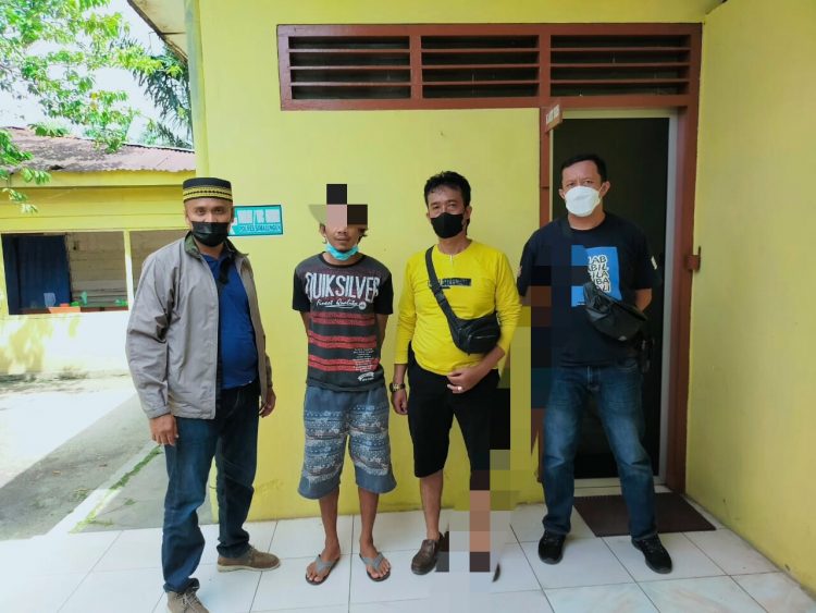 Foto pelaku penganiayaan diamankan di Polsek Bangun.