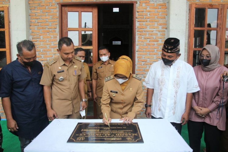 Plt. Wali Kota Pematangsiantar, Susanti Dewayani, S.pA, saat penandatangan prasasti Masjid Al Ikhlas, Senin (14/3/2022) pagi lalu, pukul 10.00 WIB.