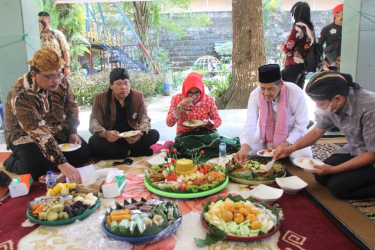 Plt Wali Kota Pematangsiantar, hadiri acara punggahan DPD Pujakesuma Kota Pematangsiantar, di Balai Rahmatshah, Jalan M.H Sitorus,  Kamis (31/3/2022).