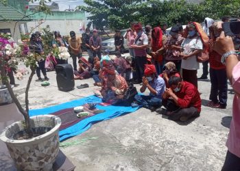 Warga Sihaporas adakan ritual doa di PN Simalungun, Rabu (23/3/2022).