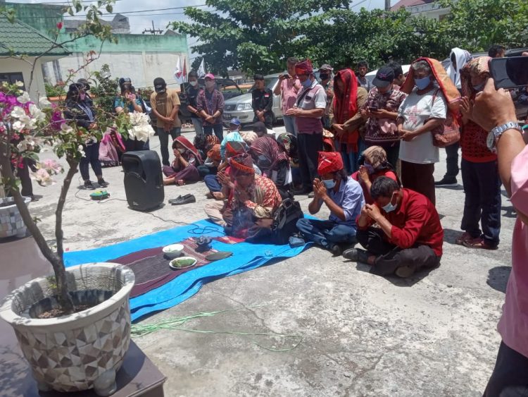 Warga Sihaporas adakan ritual doa di PN Simalungun, Rabu (23/3/2022).