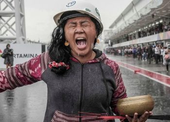 Rara, pawang hujan MotoGP Mandalika 2022 akhirnya buka suara usai aksinya menghentikan hujan di Sirkuit Mandalika pada Minggu, 20 Maret 2022 dihujat netizen. Foto/Instagram MotoGP