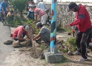 Apratur Kecamatan dan Kelurahan saat lagi menata taman.