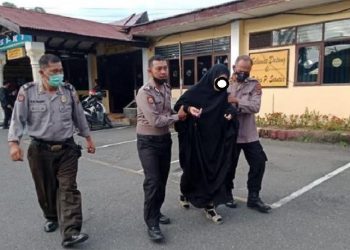 Polisi mengamankan perempuan yang menabrak ruang SPKT Mapolres Pematangsiantar, Senin (21/3/2022).(Ist)