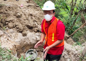 Ketua DPC PDI Perjuangan Kabupaten Humbahas Dosmar melakukan peletakan batu pertama pembangunan kantor baru Sekretariat DPC PDI Perjuangan, Jalan SM Raja Desa Pasaribu Kecamatan Dolok Sanggul, Sabtu (9/4/2022).