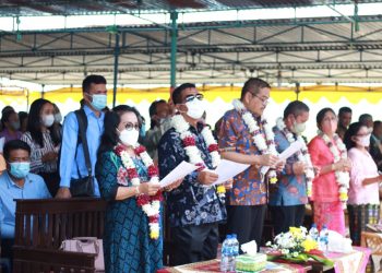 Bupati Simalungun dan istri saat ikuti ibadah peletakan batu pertama pembangunan Gereja Stasi Nagori Negeri Asih.