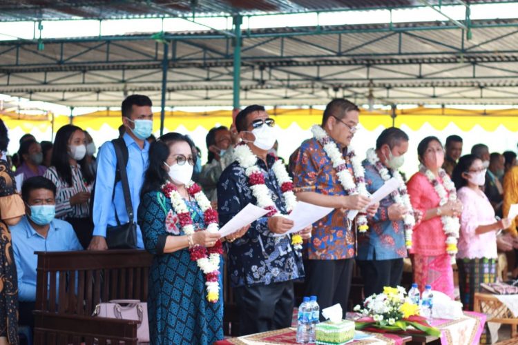 Bupati Simalungun dan istri saat ikuti ibadah peletakan batu pertama pembangunan Gereja Stasi Nagori Negeri Asih.
