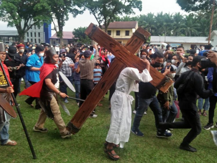 Prosesi jalan salib yang dimulai dari lapangan Universitas HKBP Nommensen Pematangsiantar.