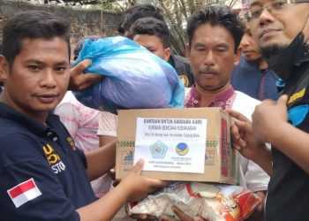 Partai Nasdem dan KMNS Asahan saat membagikan sembako dan pakaian kepada warga korban kebakaran, pada Rabu sore (20/4/2022).