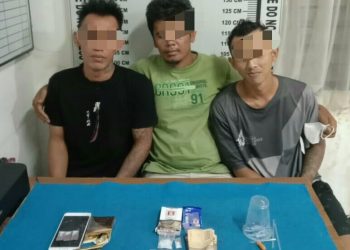Foto ketiga pelaku dan barang bukti saat diamankan di kantor Polisi.