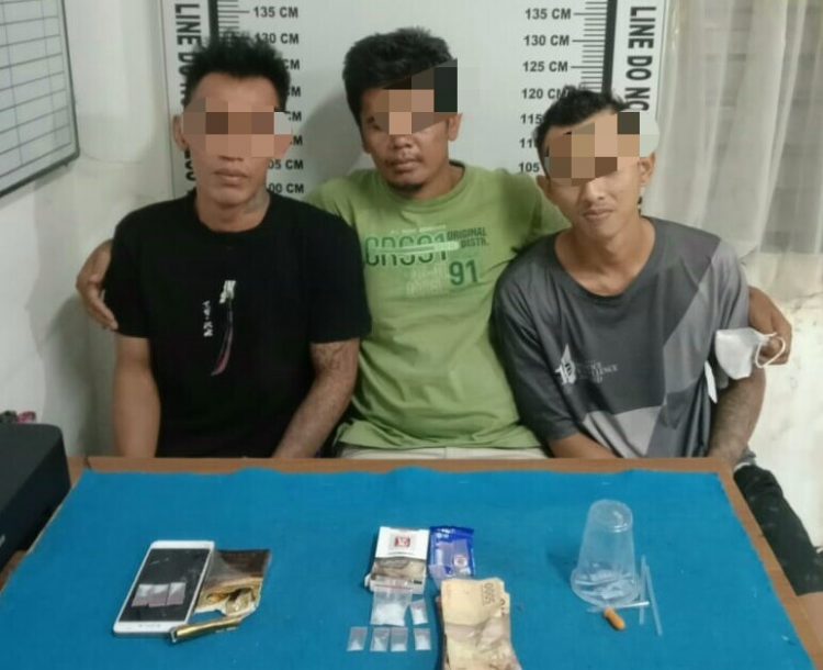 Foto ketiga pelaku dan barang bukti saat diamankan di kantor Polisi.