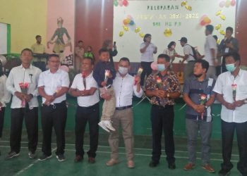 Plt Kepala Sekolah (Kasek) SMK Negeri 2 Pematangsiantar, Bintang Tumanggor SP.d saat menggendong salah seorang siswa Kelas XII, Rohiman Simbolon, usai menerima bunga.