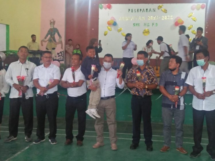 Plt Kepala Sekolah (Kasek) SMK Negeri 2 Pematangsiantar, Bintang Tumanggor SP.d saat menggendong salah seorang siswa Kelas XII, Rohiman Simbolon, usai menerima bunga.