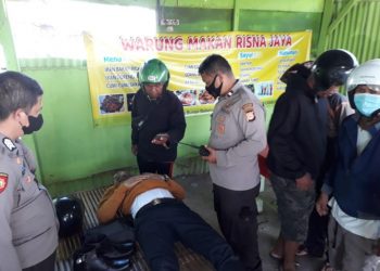 Pegawai Dishub Makassar yang mendadak jatuh dari motor dan tewas saat melintas di Jalan Danau Tanjung Bunga, Makassar, Minggu (3/4/2022). Dia diduga tertembak karena terdapat luka mirip tembakan di perutnya. Foto: iNewsTV/Muhammad Nur Bone