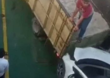 Sebuah truk bermuatan pasir menabrak sejumlah mobil di kapal Roro Persada Pertiwi akibat rem blong karena tidak bisa menahan beban ketika hendak keluar dari kapal di dermaga Air Putih Bengkalis. [ANTARA/tangkapan layar]