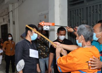 Pelaku Ali memperagakan cara menghabisi nyawa korban.