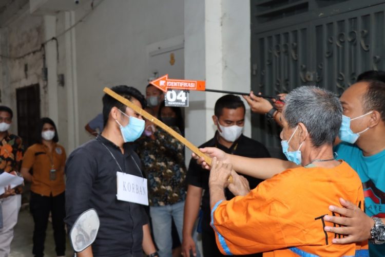 Pelaku Ali memperagakan cara menghabisi nyawa korban.