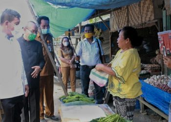 Bupati Simalungun, Radiapoh Hasiholan Sinaga saat berinteraksi dengan pedagang.