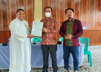 Pastor Yanuarius, SVD, dan Chandra Mahulae selaku Moderator Kepemudaan memberikan cendra mata kepada Bupati Humbahas dalam kegiatan pelatihan kepemimpinan kristiani orang muda Katolik, Minggu (10/4/2022), bertempat di Aula Paroki St Fidelis Dolok Sanggul.