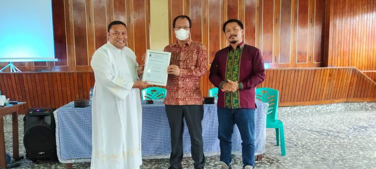 Pastor Yanuarius, SVD, dan Chandra Mahulae selaku Moderator Kepemudaan memberikan cendra mata kepada Bupati Humbahas dalam kegiatan pelatihan kepemimpinan kristiani orang muda Katolik, Minggu (10/4/2022), bertempat di Aula Paroki St Fidelis Dolok Sanggul.