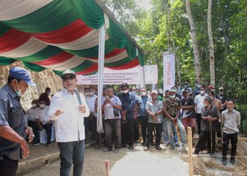 Bupati Simalungun, Radiapoh Hasiholan Sinaga, saat memberikan kata sambutan di acara peletakan batu pertama pembangunan jembatan  penghubung Huta Sipanga dan Bukit Kataran, di Nagori Rembuhit, Kecamatan Gunung Maligas, Kabupaten Simalungun, Sumut,  Sabtu (16/4/2022).