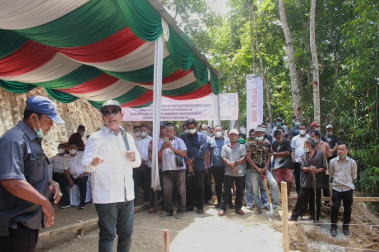 Bupati Simalungun, Radiapoh Hasiholan Sinaga, saat memberikan kata sambutan di acara peletakan batu pertama pembangunan jembatan  penghubung Huta Sipanga dan Bukit Kataran, di Nagori Rembuhit, Kecamatan Gunung Maligas, Kabupaten Simalungun, Sumut,  Sabtu (16/4/2022).