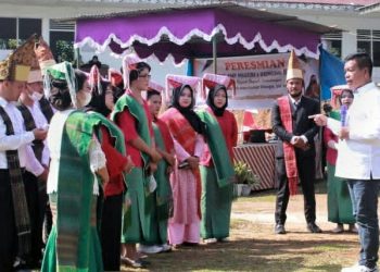 Bupati Simalungun, Radiapoh Hasiholan Sinaga, disela peresmian SMP Negeri 1 Gunung Maligas, Sabtu (16/4/2022).