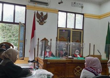 Mertua terdakwa sekaligus saksi korban Jumensen Peranging-Angin saat memberikan keterangan di Pengadilan Negeri Medan, Kamis (28/4/2022). TRIBUN MEDAN / GITA