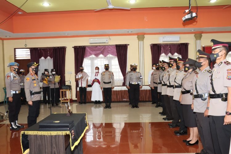 Suasana upacara serah terima jabatan (Sertijab) Kabag Ops, Kasat Samapta, Kapolsek Siantar Martoba, Kapolsek Siantar Utara, dan Kapolsek Siantar Selatan, Jumat (22/4/2022) pagi tadi, pukul 10.00 WIB, di Aula Widya Satya Brata Polres Pemarangsiantar.