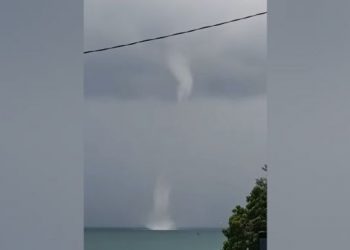 Tangkapan layar fenomena pusaran angin di Danau Toba, Sumatera Utara. [Ist]