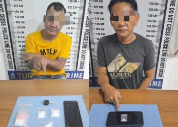 Foto kedua pelaku menunjuk barang bukti.